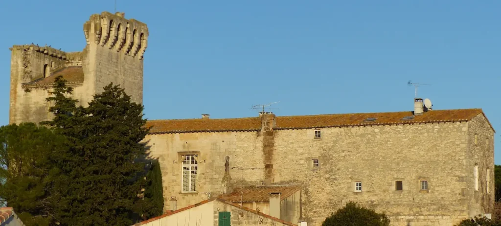 La tour des abbés à Fontvieille près du camping Saint-Gabriel