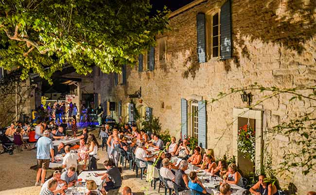 Soirée au camping bouches du rhone