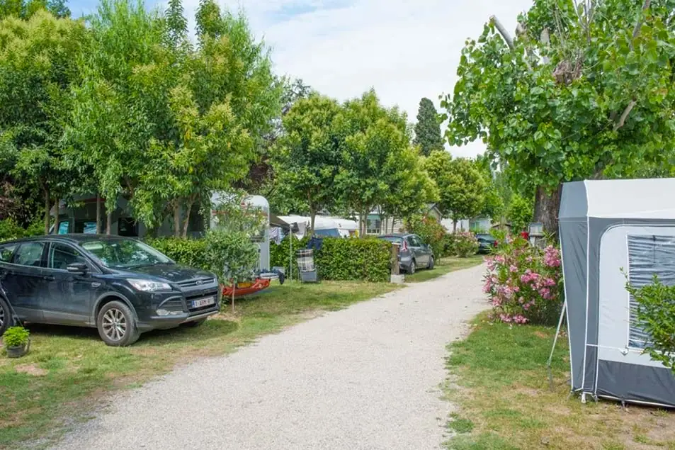 camping dans les alpilles saint gabriel