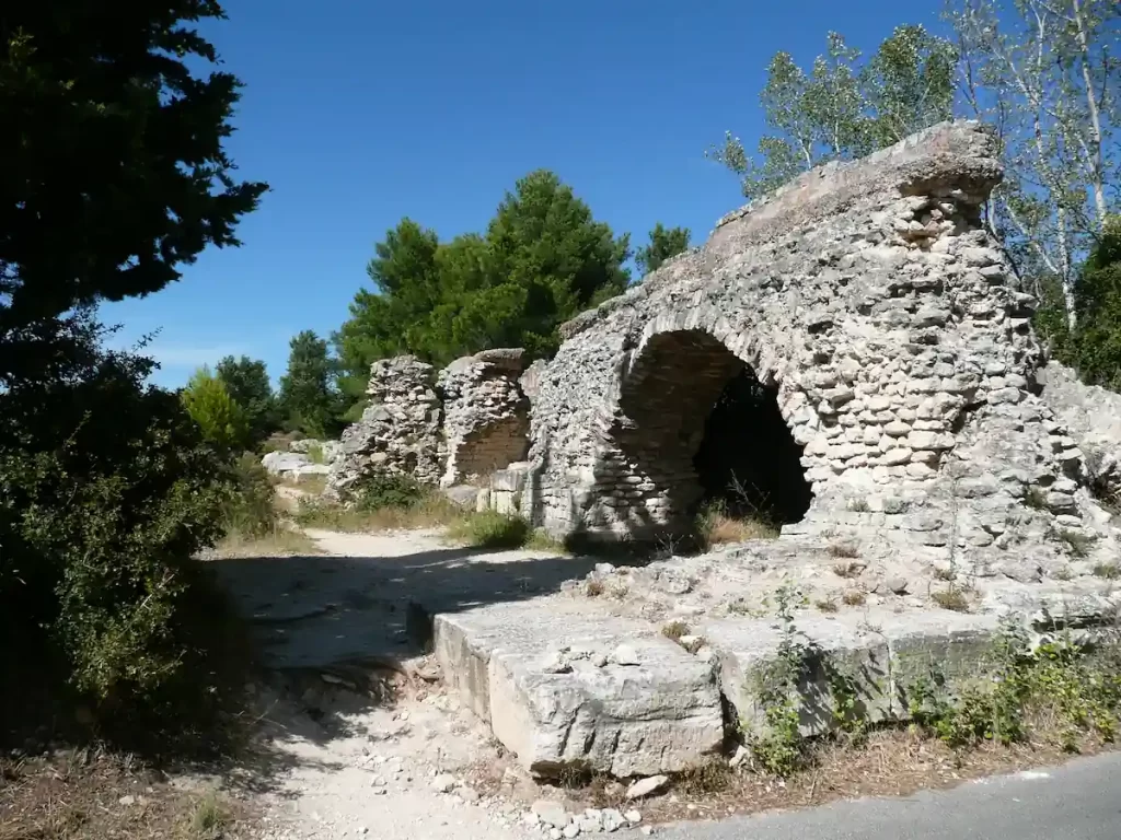 Camping Saint Gabriel : l'Aqueduc romain de Barbegal à Fontvieille près du camping