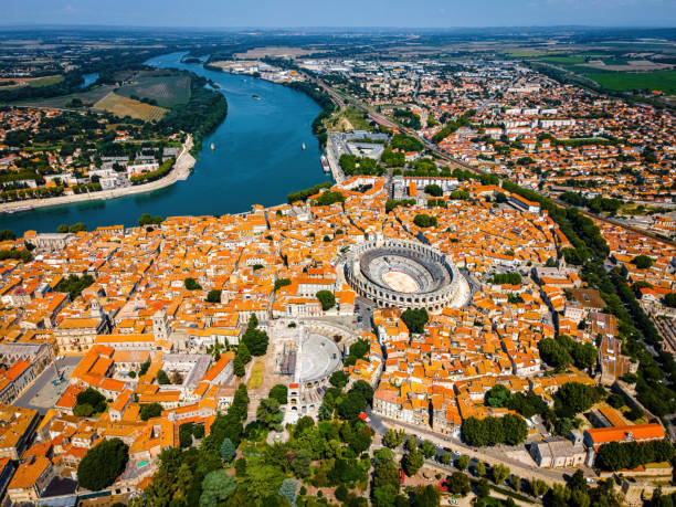 Vue aérienne du patrimoine historique d’Arles près du Camping Saint Gabriel