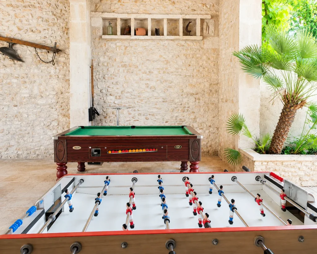 Espace loisirs avec billard et baby-foot au Camping Saint Gabriel à Tarascon