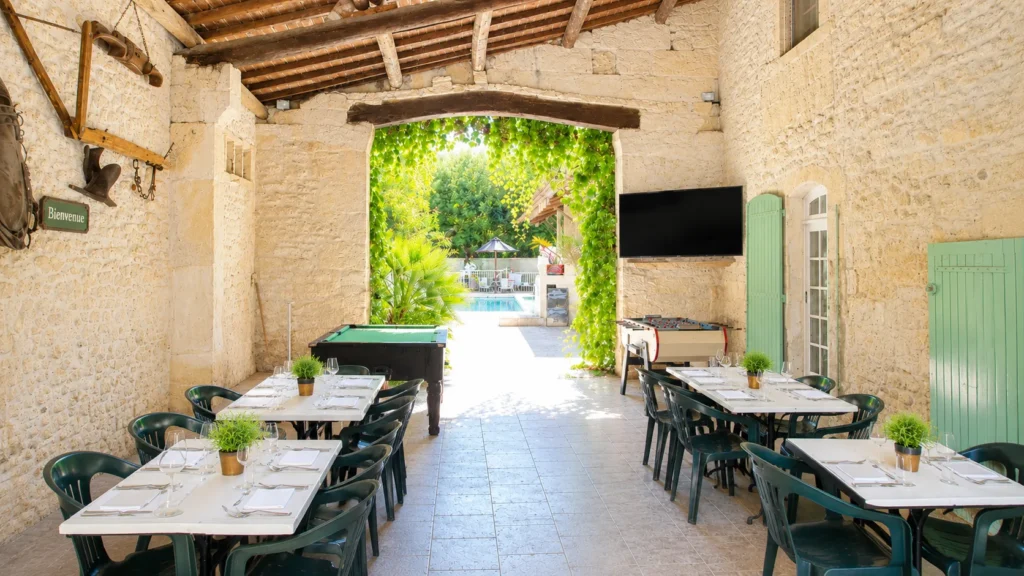 Espace restaurant et services du Camping Saint Gabriel à Tarascon