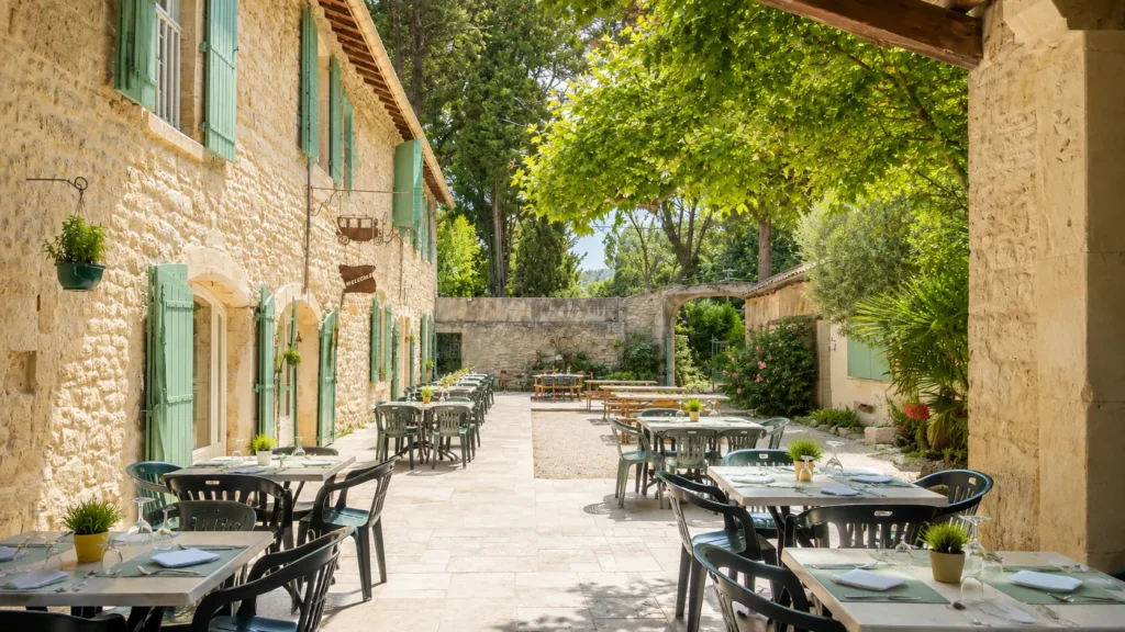 Terrasse du restaurant provençal du Camping Saint Gabriel entre Alpilles et Camargue