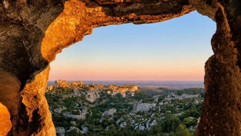 Panoramablick auf Les Baux-de-Provence in den Alpilles bei Sonnenuntergang