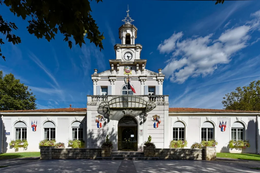 Bâtiment emblématique du centre de Saint-Martin-de-Crau en Provence