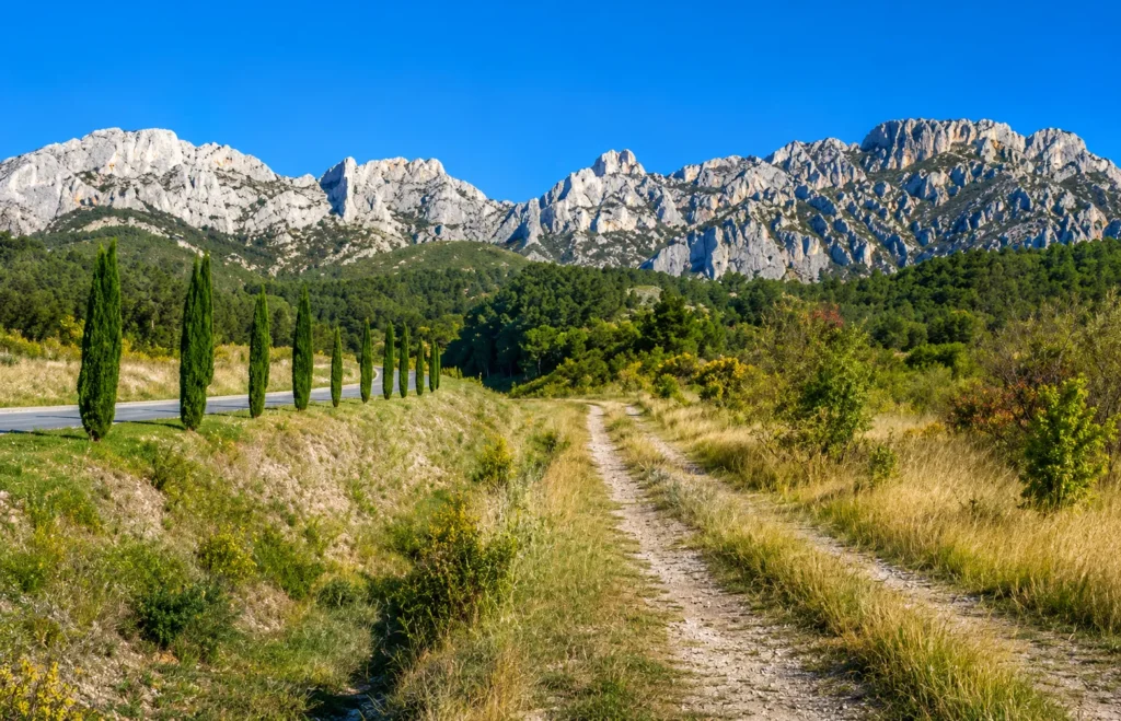 Panoramisch uitzicht op het Alpilles-gebergte bij Les Baux-de-Provence