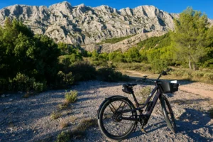 Balade à vélo dans le massif des Alpilles près de Tarascon en Provence