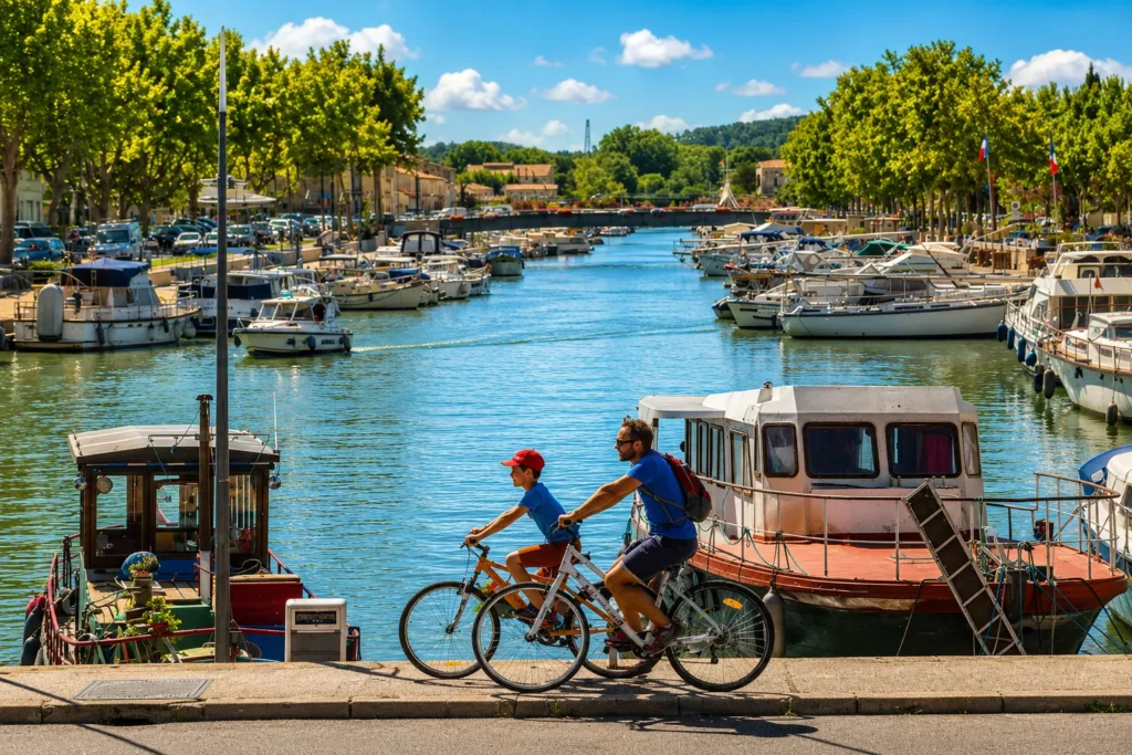 Cyclistes le long du port de Beaucaire entre Provence et Camargue