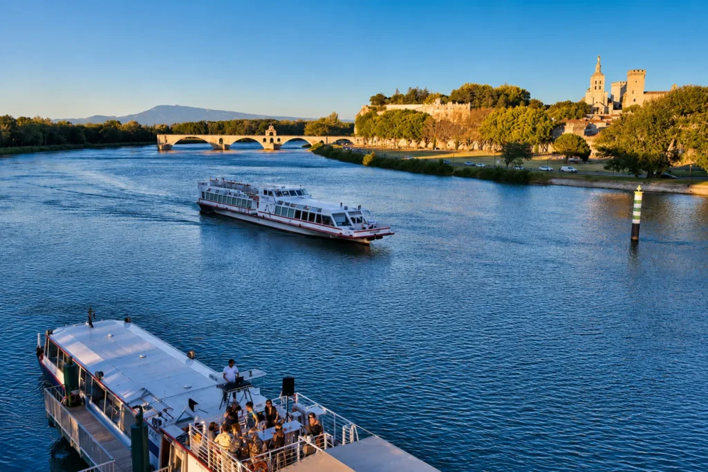 Bateau de croisière naviguant sur le Rhône en Provence