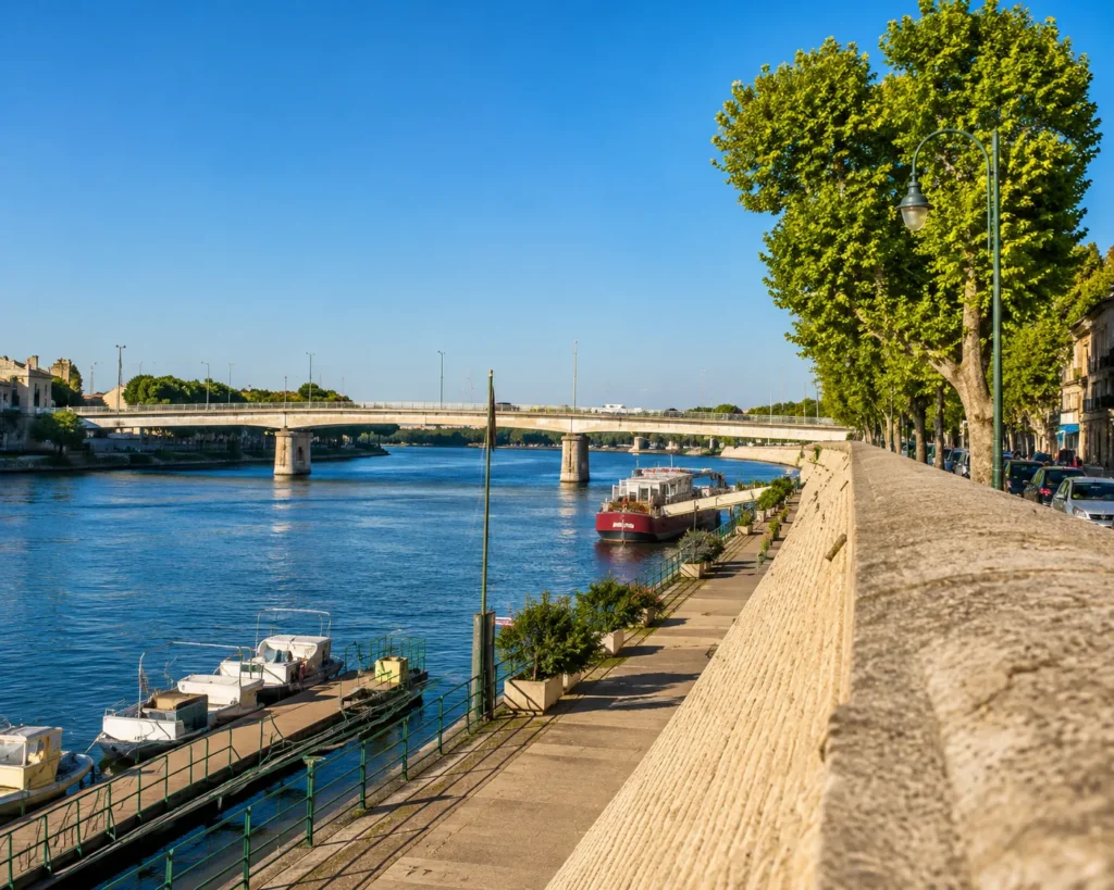 Promenade le long des berges du Rhône en Provence