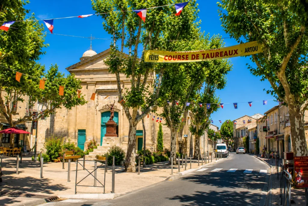 Centre du village de Fontvieille dans les Alpilles près du Camping Saint Gabriel