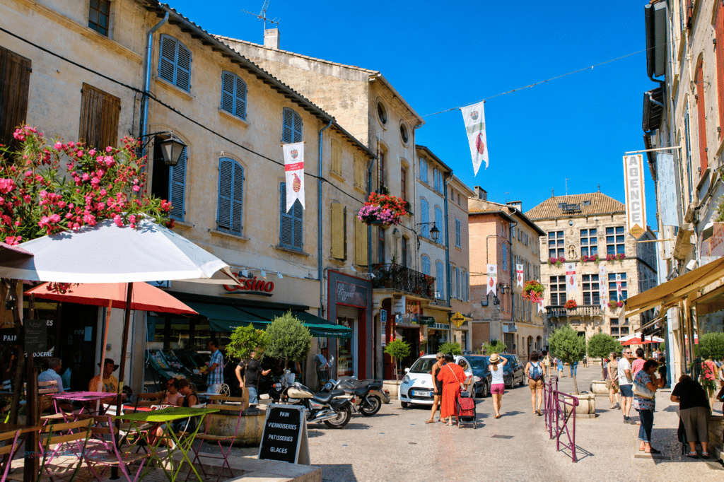 Centre historique de Tarascon avec ses ruelles provençales, terrasses et commerces