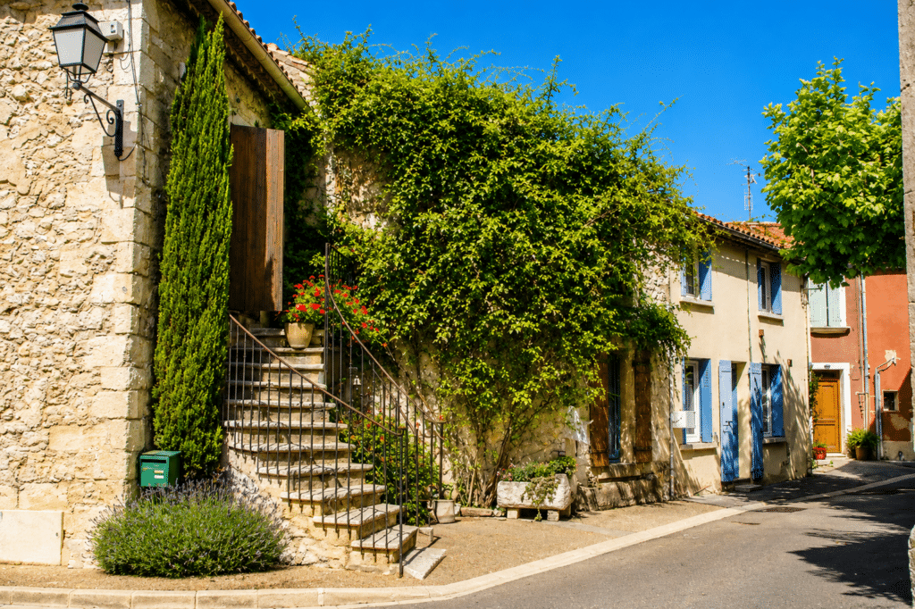 Ruelle du centre de Saint-Étienne-du-Grès dans les Alpilles près du Camping Saint Gabriel