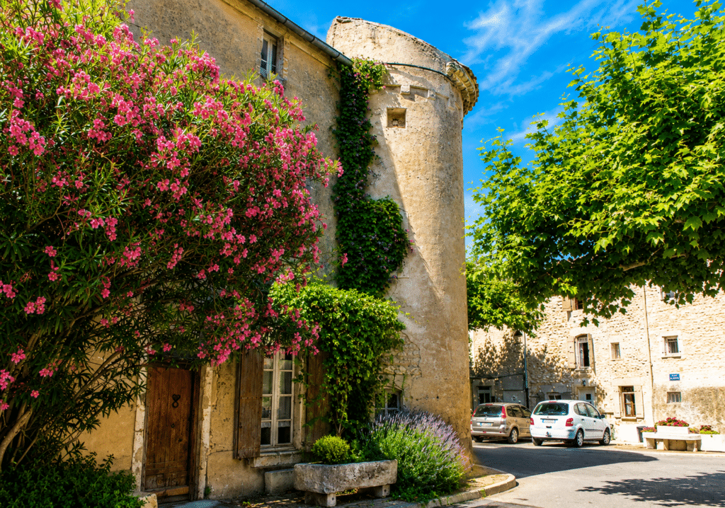Maison provençale et ruelle à Saint-Étienne-du-Grès près des Alpilles