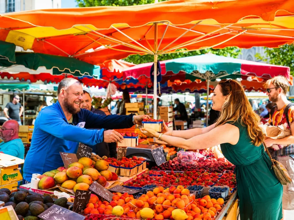 Marché provençal dans le centre historique de Saint-Rémy-de-Provence