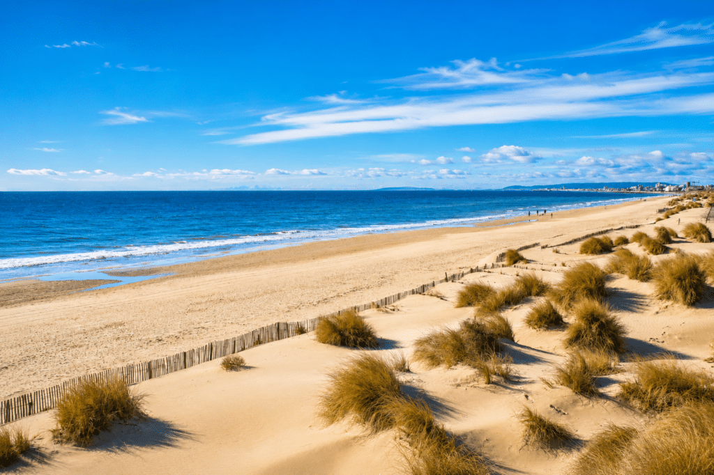 Plage sauvage des Saintes-Maries-de-la-Mer en Camargue