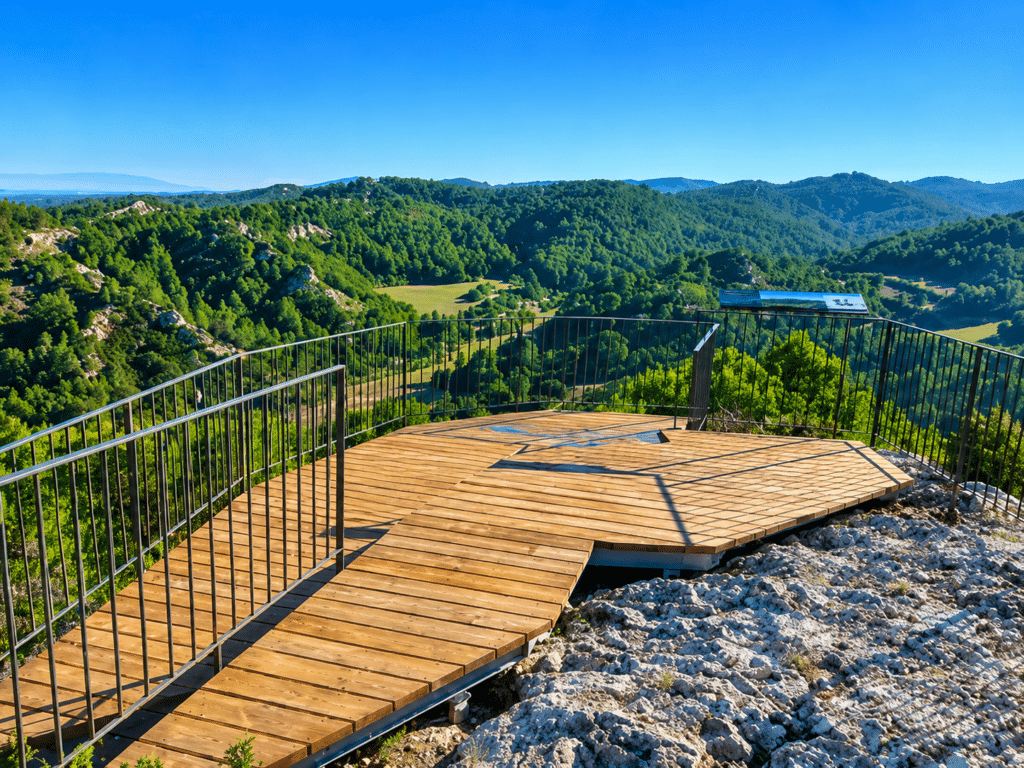 Point de vue sur les paysages des Alpilles à Saint-Étienne-du-Grès en Provence