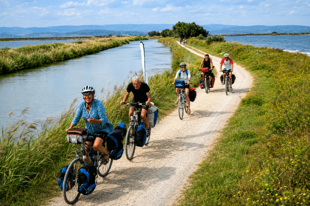 Cyclistes sur une voie verte au cœur de la Camargue