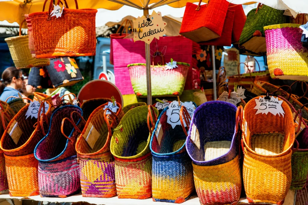Sacs artisanaux colorés sur le marché provençal de Saint Remy de Provence