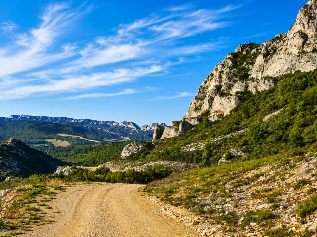 Sentier de randonnée dans les Alpilles en Provence près du Camping Saint Gabriel