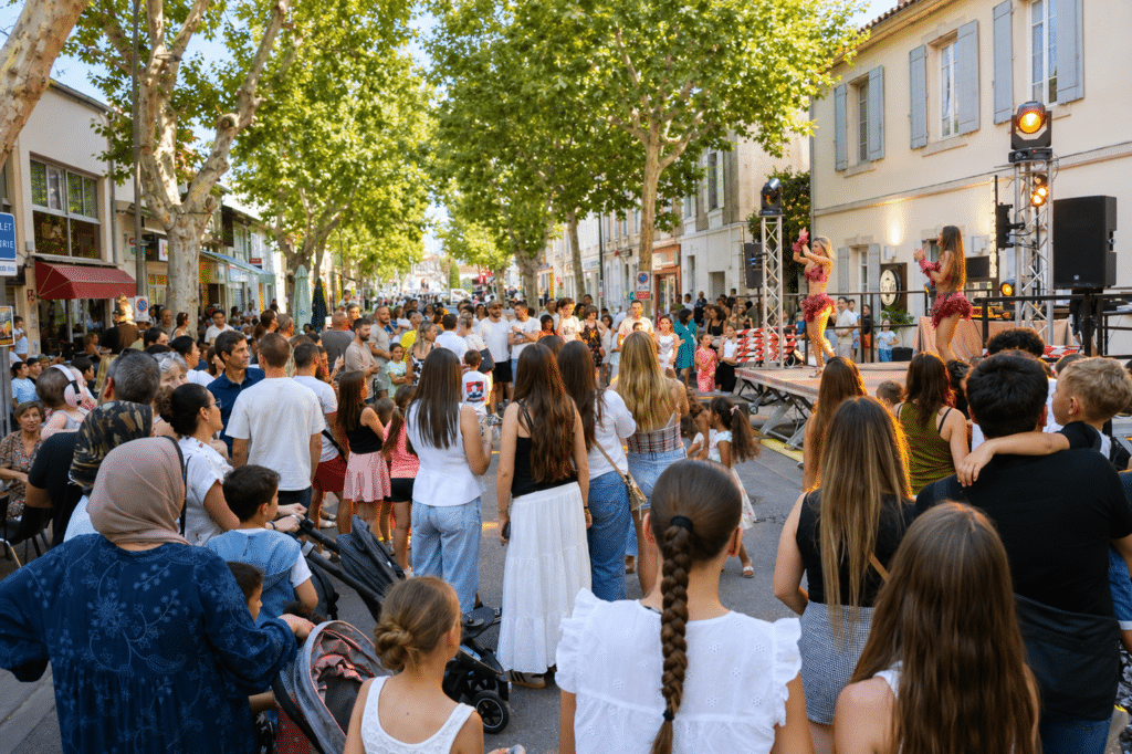 Ambiance de marché et vie locale à Saint-Martin-de-Crau en Provence