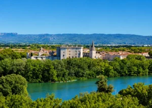Vue panoramique de Tarascon et du Rhône au cœur de la Provence
