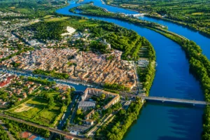 Vue aérienne de Beaucaire et du Rhône dans le Gard près du Camping Saint Gabriel